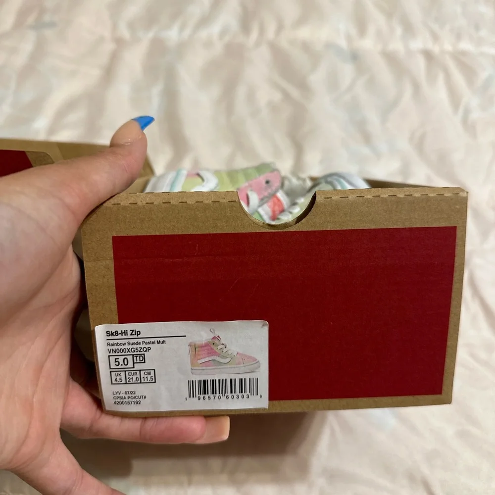 Zip up in the back not actual laces - Picture 3 of 3